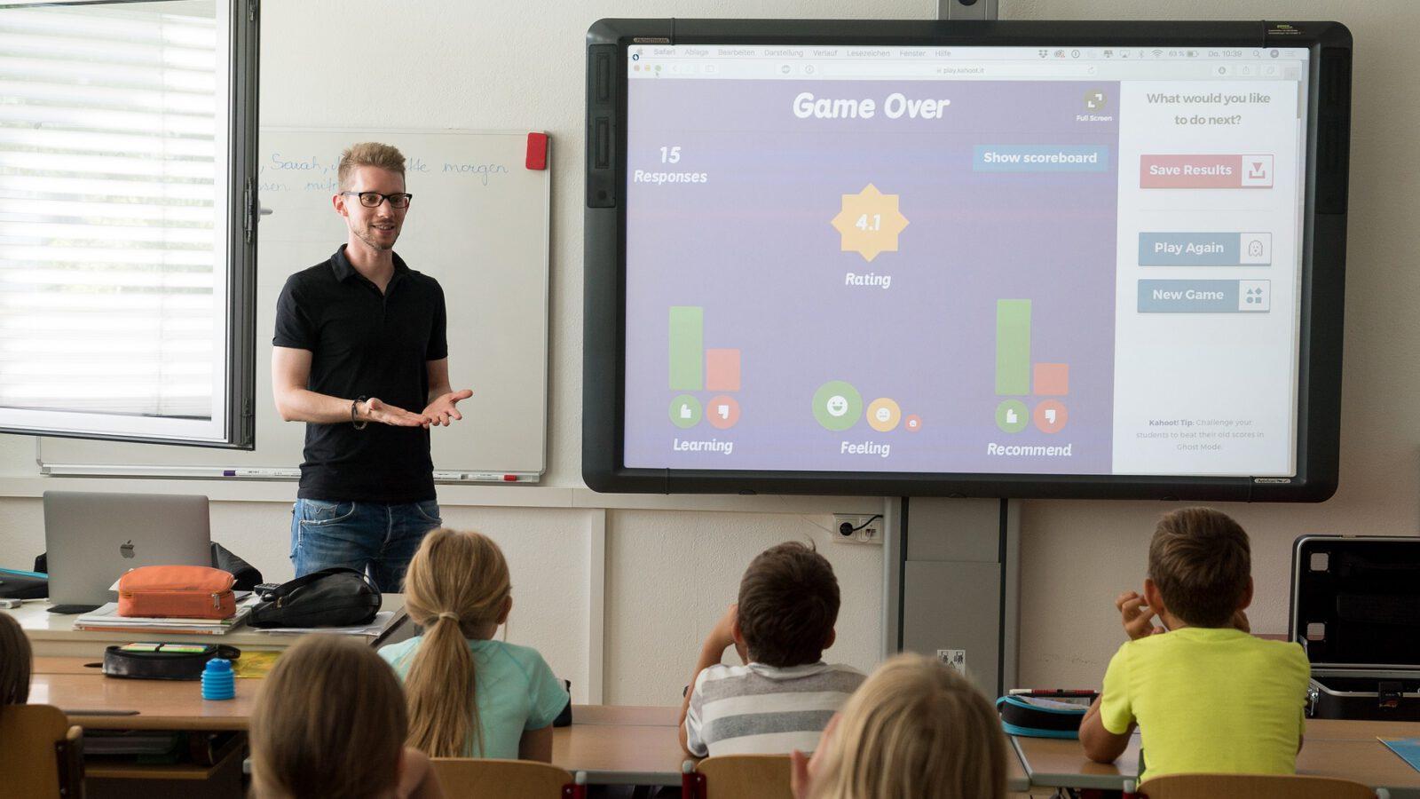 Schüler:innen mit Lehrkraft