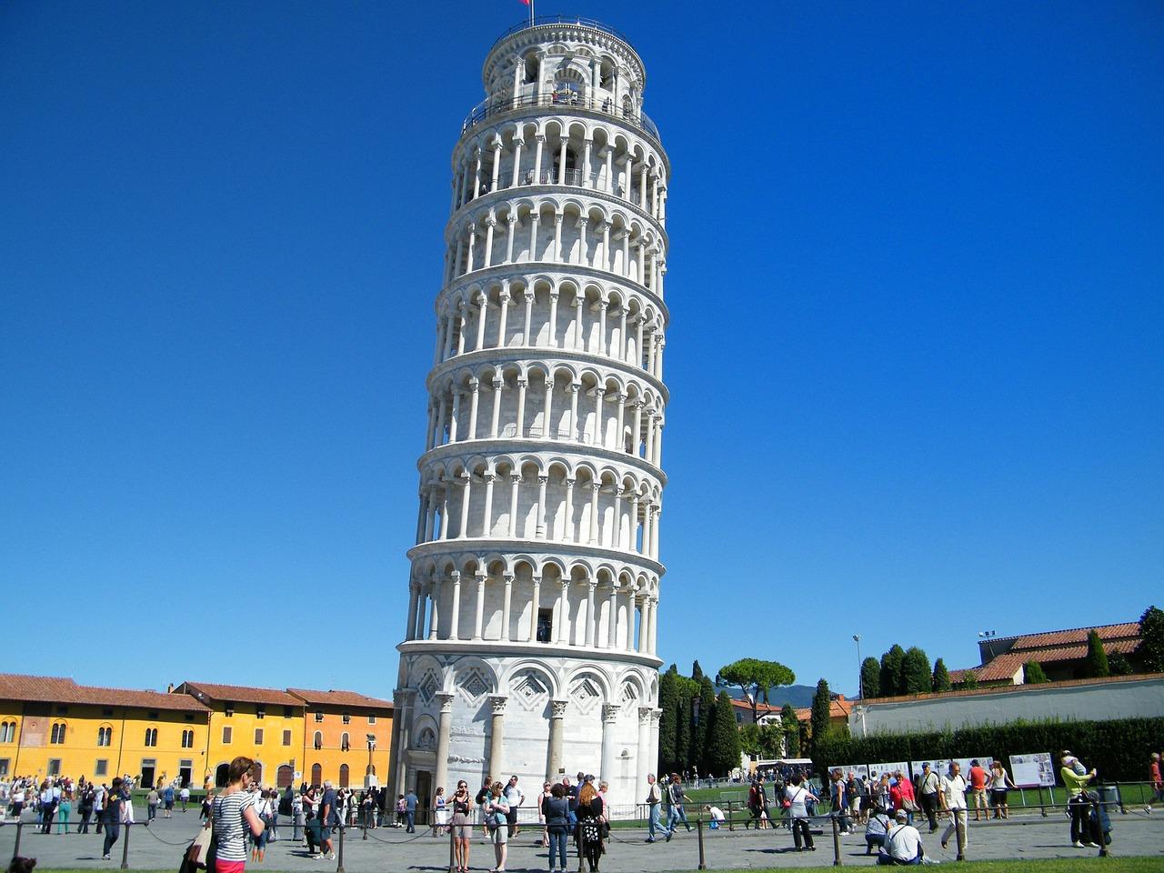 Bild des schiefen Turm von Pisa. Die PISA-Studie hat zu Beginn der 2000-er Jahre in Deutschland den Bedarf nach Veränderung in Schulen neu geweckt. Datenbasierte Schulentwicklung kann dazu ein Ansatz sein.