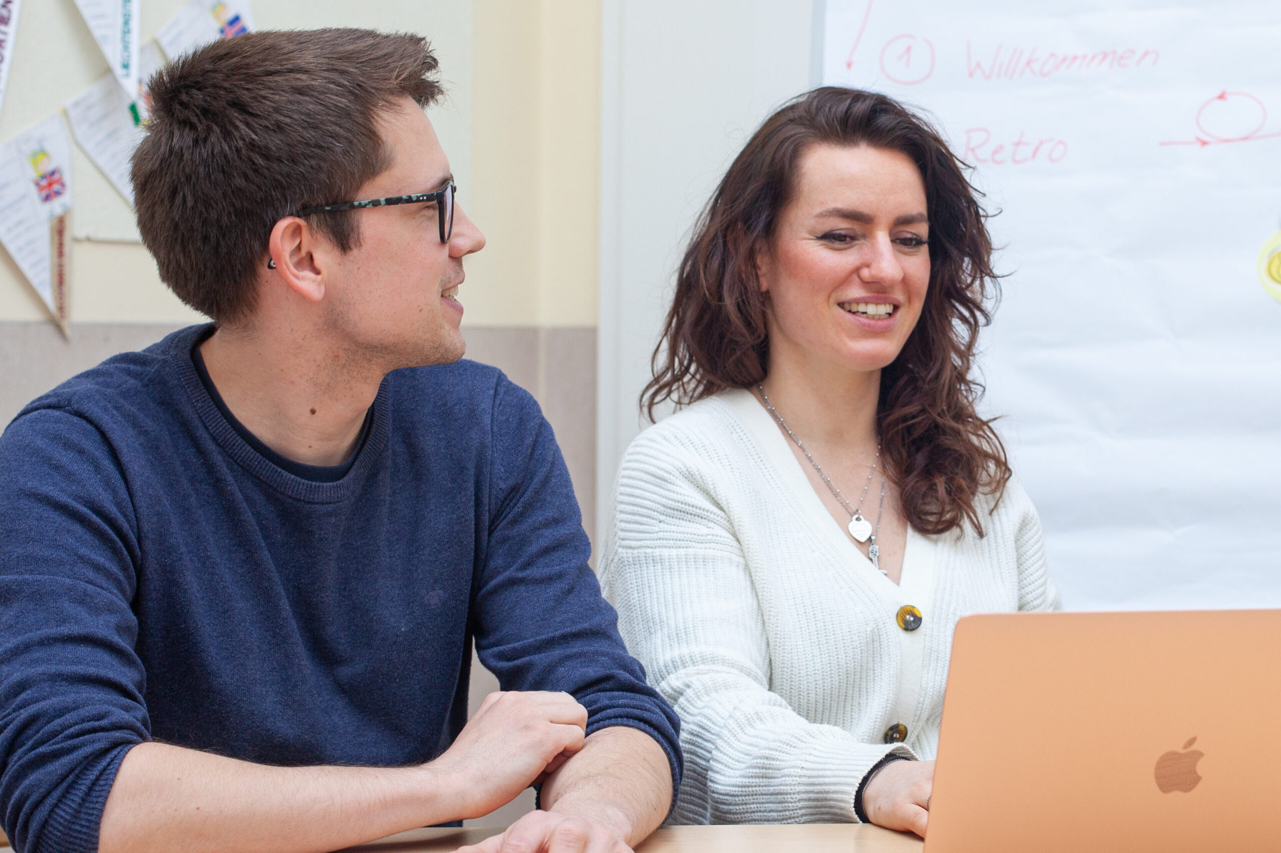 Steffen und Michelle planen ein Webinar